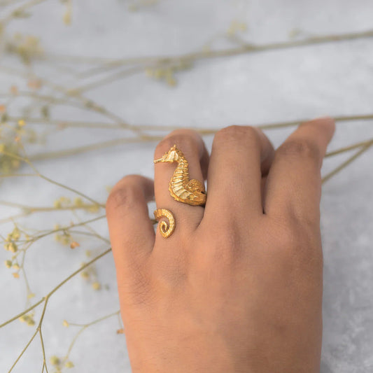 Anello Aperto "Ocean" con Cavalluccio Marino – Acciaio Inox Placcato Oro 18K